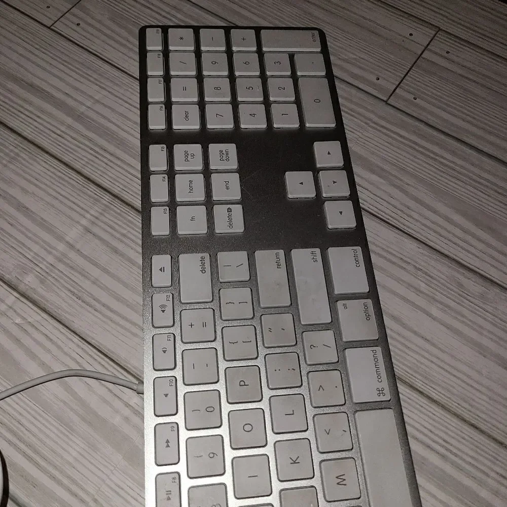 Genuine Apple A1243 White Wired Mac Standard USB Keyboard With Numeric Keypad